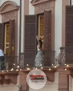 Dua Lipa, düğün öncesi düzenlenen partide dans ederken görüntülendi.