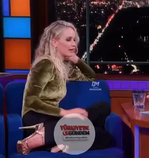 Ünlü oyuncu Jennifer Lawrence, konuk olduğu programda yüksek topuklu ayakkabılarını çıkardı.