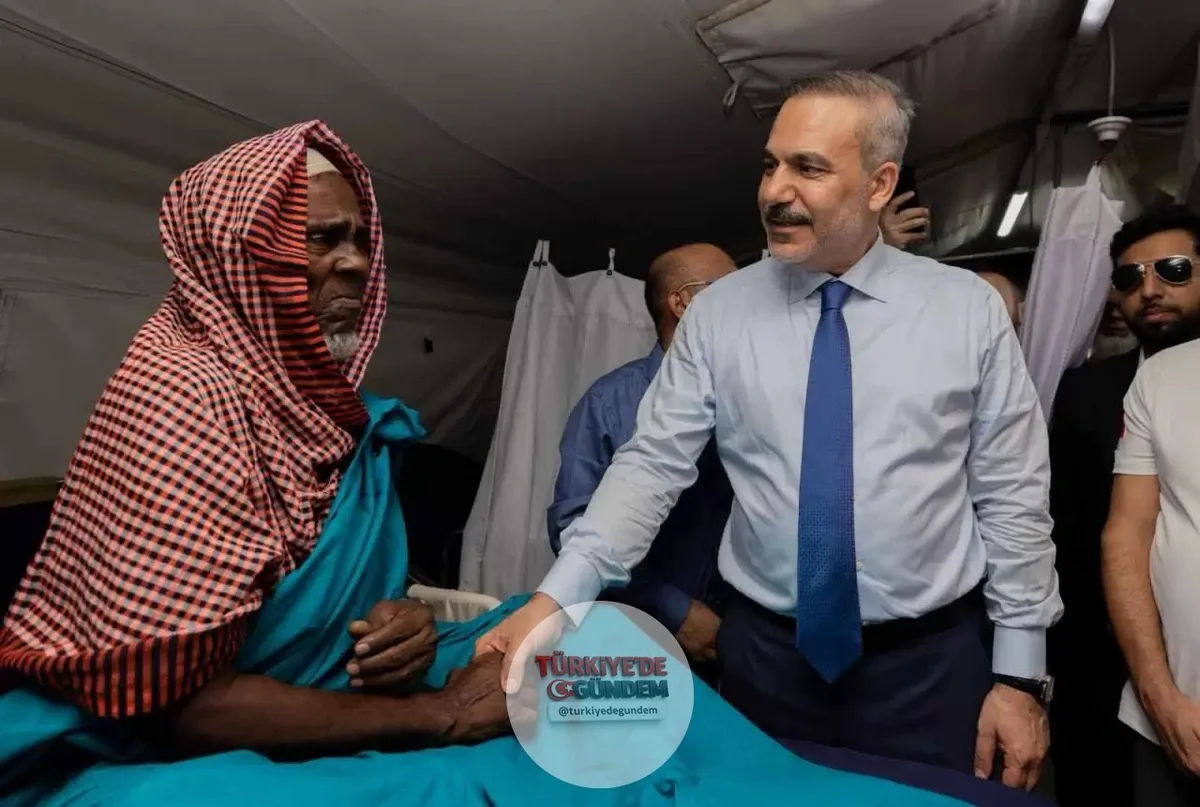Dünyanın en büyük mülteci kampında bir Türk hastanesi var. Dışişleri Bakanı Hakan Fidan, Bangladeş’in Cox’s Bazar bölgesinde Arakanlı Müslümanlara hizmet veren Türk Sahra Hastanesi’ni ziyaret etti. Myanmar’daki saldırılardan kaçarak Bangladeş’e sığın