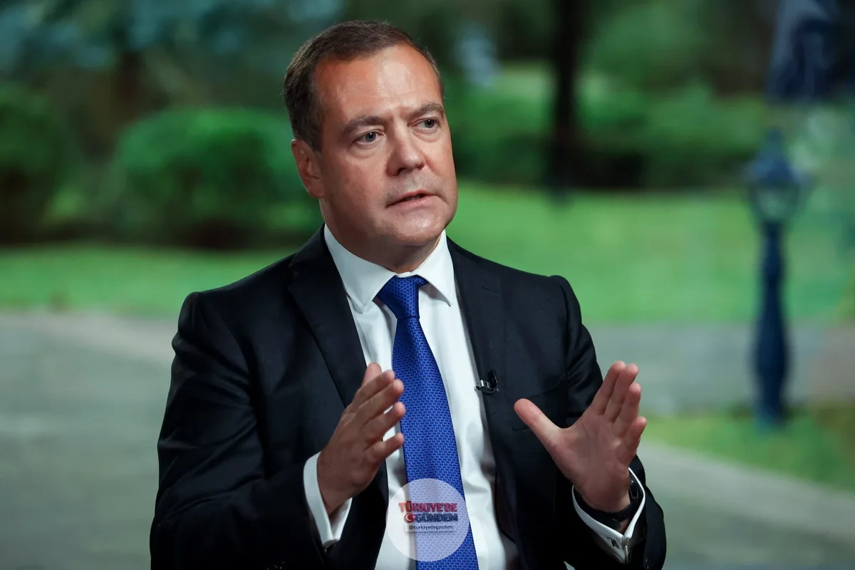 Rusya Güvenlik Konseyi Başkan Yardımcısı Dmitri Medvedev: "Paşinyan altına kaçırdı ve şimdi seçimlerdeki tüm rakiplerini saf dışı bırakmaya çalışıyor. Böylesi bir seçimin meşru kabul edilmeyeceği aşikâr. Washington ve Brüksel bile böyle şeyleri affet