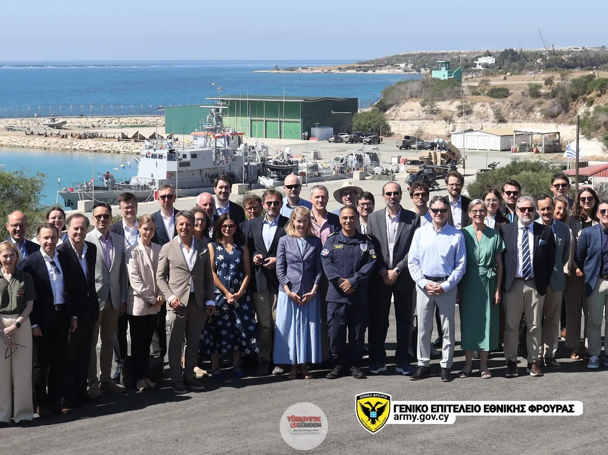 Güney Kıbrıs'a tedarik edilen Exocet gemisavar füze sistemi, Avrupa Birliği Güvenlik Komitesi üyelerinin Mari'deki Evangelos Florakis Deniz Üssü'ne gerçekleştirdiği ziyaret sırasında görüntülendi. Yunan Pentapostagma, Kıbrıs Türk tarafına da yansıyan