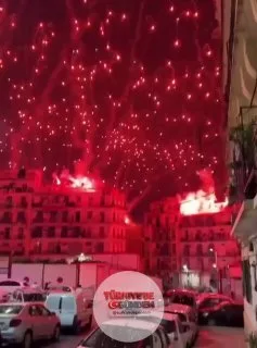 MC Alger taraftarları, takımlarının Cezayir Ligue 1'deki üst üste üçüncü şampiyonluğunu coşkuyla kutladı.
