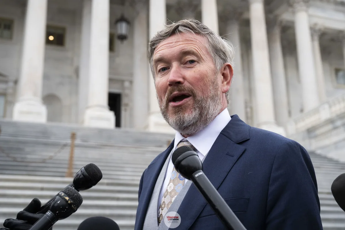 ABD Temsilciler Meclisi Üyesi Thomas Massie: "İsrail, ABD tarafından sağlanan mühimmatla on binlerce sivili öldürdü. Amerika, İsrail'in Gazze'de neden olduğu yıkıma verdiği desteği sona erdirmekle ahlaki olarak yükümlüdür. İsrail'e saldırı silahların