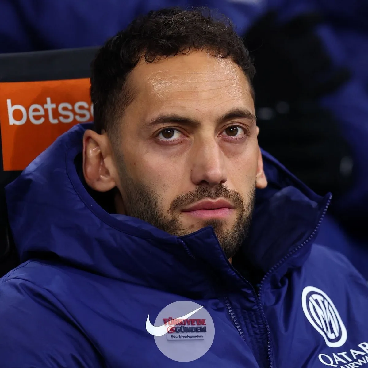 Merih Demiral, Hakan Çalhanoğlu'na "Birlikte oynadığımız ilk maçı hatırlıyor musun?" diye sordu. Çalhanoğlu ise "O milli takımda olmalıydı" yanıtını verdi. Demiral, "Kulüpte zaten birlikte oynamadık" derken, Çalhanoğlu "Keşke oynasaydık" ifadelerini