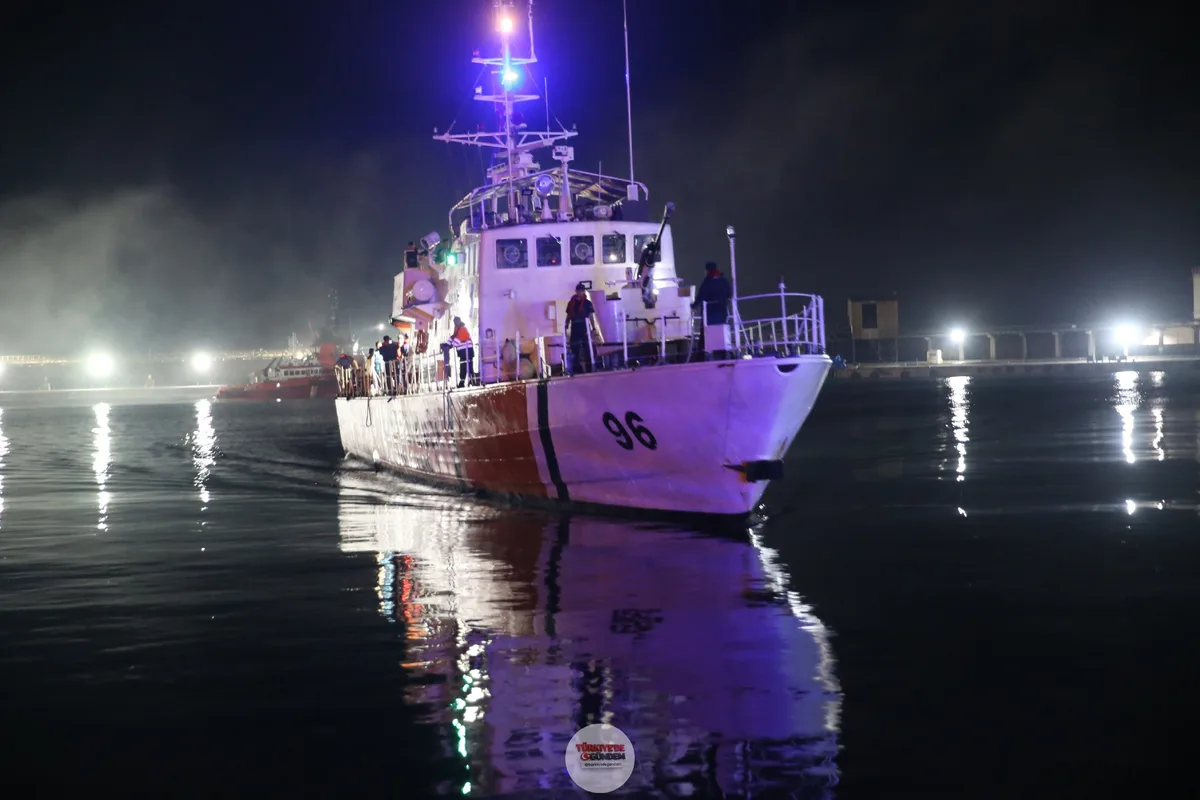 Karadeniz’de saldırıya uğrayan Türk bayraklı balıkçı teknesindeki 1 kişinin cenazesi ve 4 yaralı mürettebat, İnebolu Limanı’na getirildi