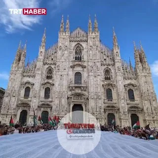 İtalya’nın Milano kentinde yüzlerce kişi, İsrail’in öldürdüğü 18 bin 457 Gazzeli çocuğun isminin yazıldığı 25 metrelik temsili kefenle anma gerçekleştirdi