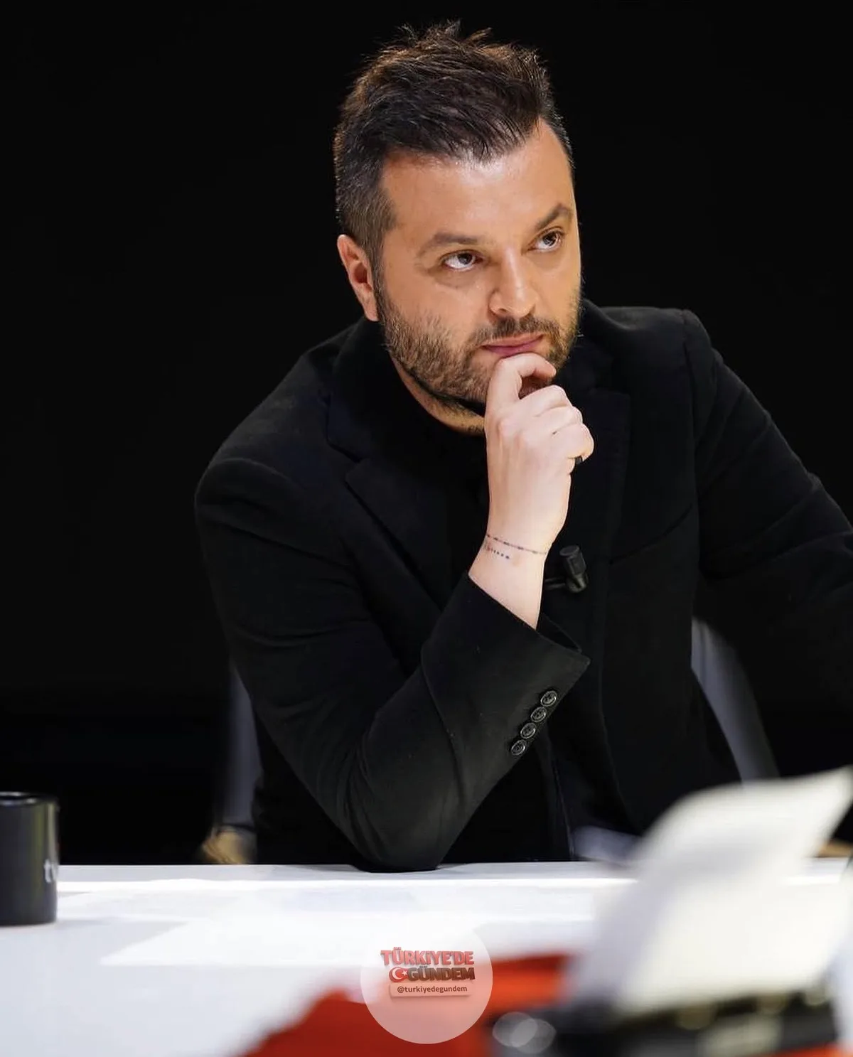 Candaş Tolga Işık, atlet giyen erkekleri eleştirdi: "Hemcinslerimiz atlet meselesini hala çözemedi. Tişörtün içine atlet giyilmez, saçmalamayın. Spor yaparken giyebilirsiniz ancak dışarıya sadece atletle çıkmak büyük bir gaf."