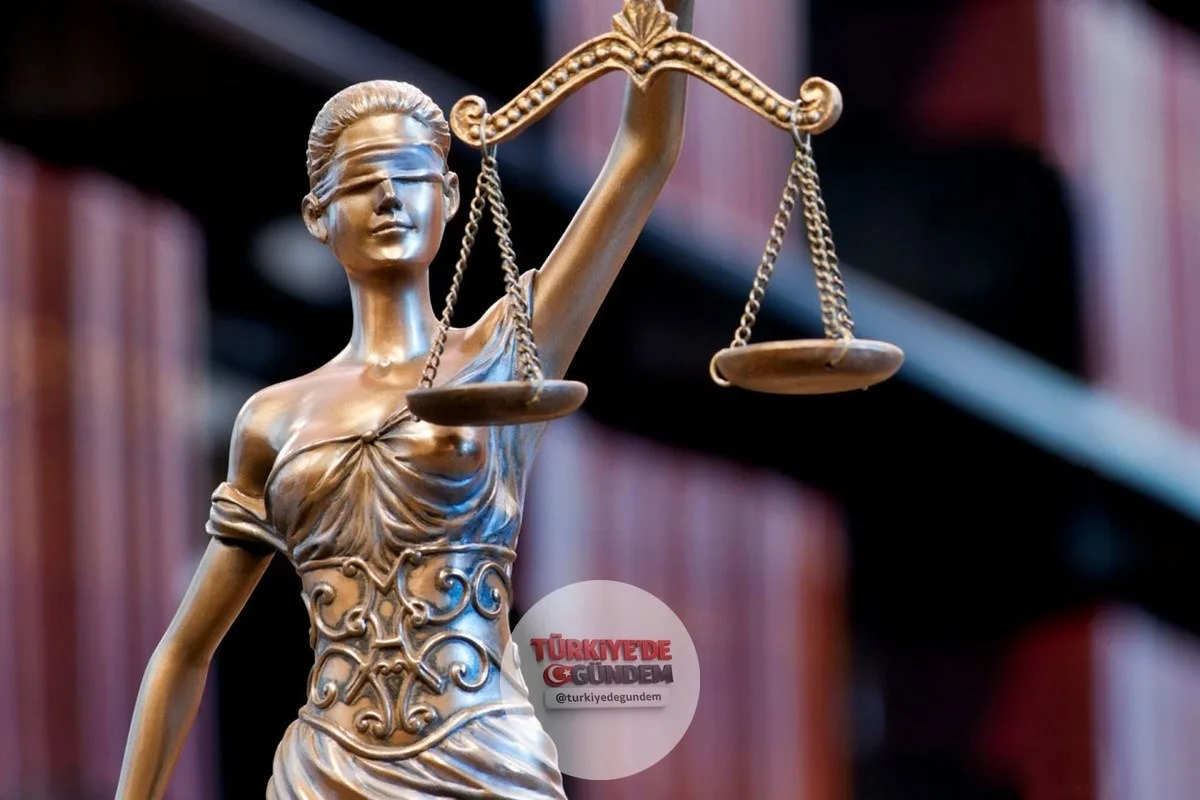 1-) ⚖️ Yaklaşık 5 yıl boyunca aynı işyerinde çalışan bir mühendisin açtığı dava, çalışanların özel hayatının gizliliğine ilişkin dikkat çeken bir emsal kararla sonuçlandı. ▪︎ Mühendis, görev tanımında yer almayan işlerin kendisine yaptırıldığını ve h