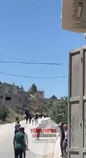 İsrailli işgalciler, işgal altındaki Batı Şeria'nın Nablus kentinin güneyinde Filistinlilere ait evlere saldırıyor.