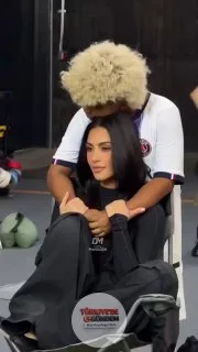 Kim Kardashian ve Saint West, TikTok'ta yeni bir video paylaştı. Videoya, Justin Bieber'ın Swag II albümünde yer alan "Mother in You" şarkısı eşlik etti.