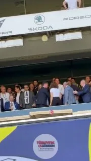 Paolo Maldini, Fenerbahçe'nin Olağanüstü Seçimli Genel Kurul Toplantısı'nda Hakan Şafak'ın yanında yer alıyor.