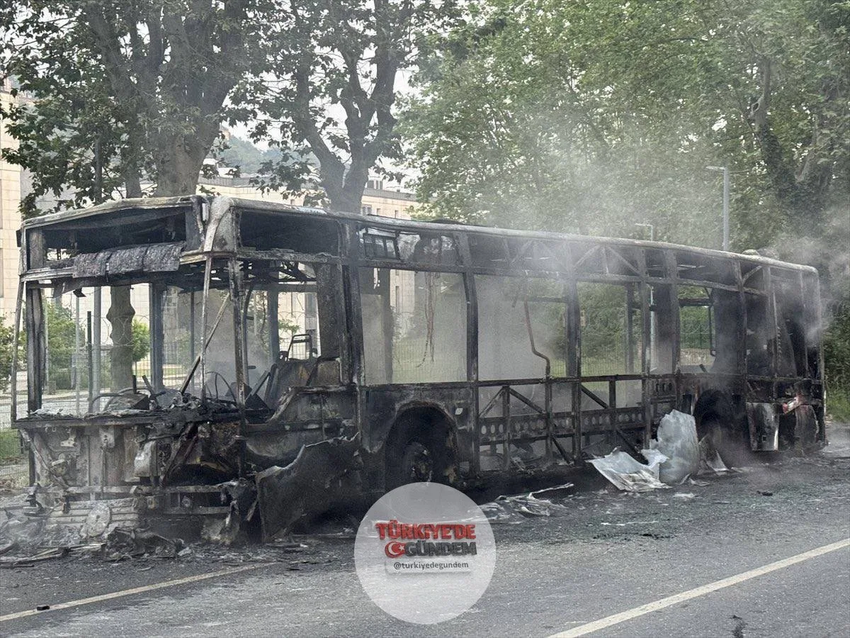 İstanbul'da seyir halindeki bir İETT otobüsünde yangın çıktı; araç tamamen yanarak kullanılamaz hale geldi.