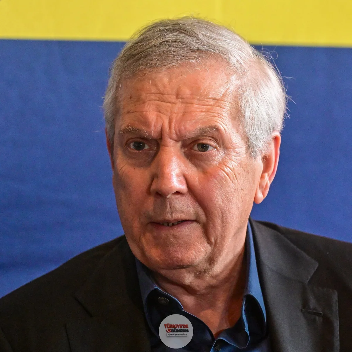 Aziz Yıldırım: "Burada 6-0 yaptı. Burada 4-0'lar yaptı. Onları kendi sahalarında 2-1 yendi. Arkadaşlarıyla birlikte Fenerbahçe'yi şampiyon yaptı. Sen konuşmaya devam et, boş boş konuşup dur. Sana sadece gülüyorum."