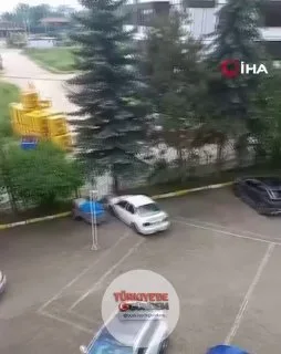 Bolu’da evinin balkonundan yerde duran Türk bayrağını gören 5 yaşındaki çocuk, koşarak aşağı inip bayrağı yerden kaldırdı
