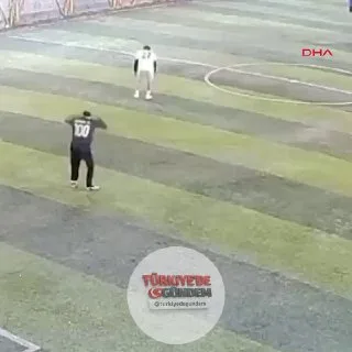 Malatya'da halı sahada fenalaşarak yere yığılan B.A., dilinin boğazına kaçması sonucu ölümle burun buruna geldi. İşletme sahibi ve antrenör Hüseyin Akçınar'ın zamanında müdahalesiyle B.A. hayata tutunurken, çevresindekiler büyük panik yaşadı.