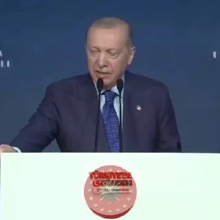 Cumhurbaşkanı Erdoğan: • Yurt dışında yaşayan vatandaşlarımıza yeni bir çağrıda bulunuyoruz. Türkiye'ye gelin, Türkiye'ye yerleşin ve güçlü Türkiye'nin büyüme hikayesinin bir parçası olun. • Ülkemize yerleşen yabancılar ile yurt dışında yaşayan vatan