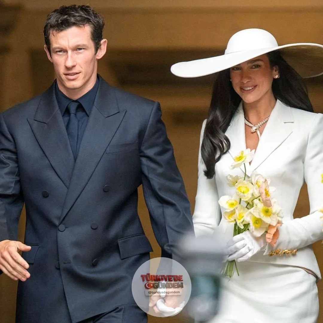 İtalya'nın Sicilya bölgesinde Dua Lipa ve Callum Turner'ın düğünü nedeniyle meydanların ve yolların üç gün boyunca kapatılması protestolara yol açtı. Bölge sakinleri, duvarlara "Şehrimiz kiralık değil" yazılı pankartlar astı.