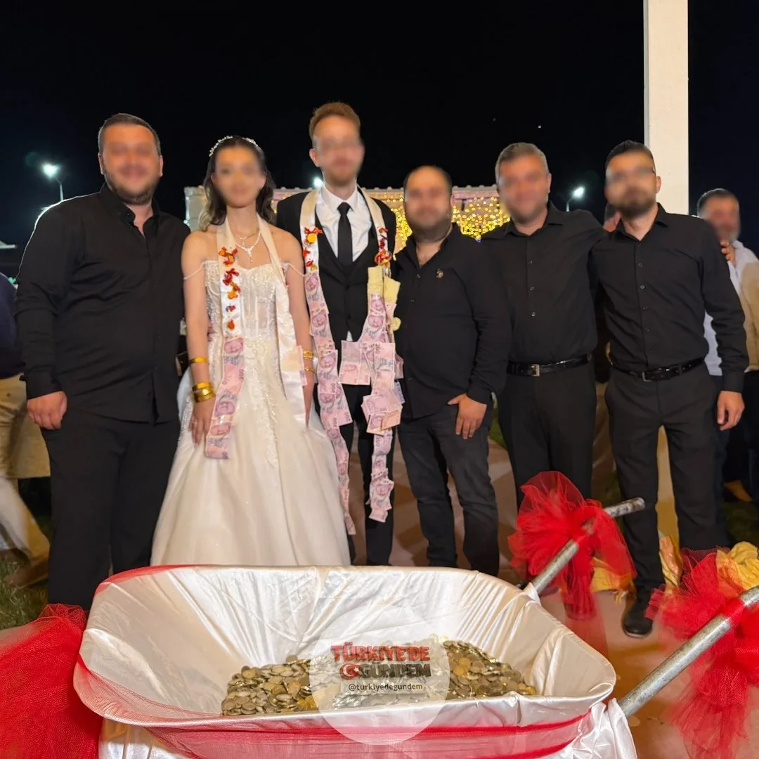 Tokat'ta damadın arkadaşları, düğün hediyesi olarak 10 bin lirayı bozuk para şeklinde verdi.