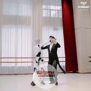 UBTECH, yeni insansı robotu Walker C1'i etkileyici bir canlı dans performansıyla tanıttı. Dengesini koruyarak akıcı kol hareketleri, dönüşler, bacak kaldırma hareketleri ve hatta havada sıçrama yapabilen Walker C1; rehberlik, resepsiyon hizmetleri ve