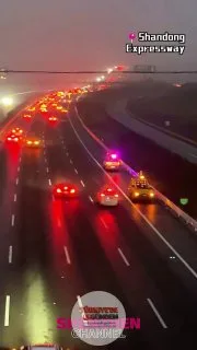 Çin, gece yolculuklarında sürücülerin dikkatini canlı tutmak amacıyla bazı otoyollarda yorgunluk önleyici lazer ışıkları kullanmaya başladı.