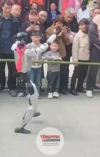 Çin'de bir insansı robotun bir çocuğa saldırdığı yeni bir video ortaya çıktı.
