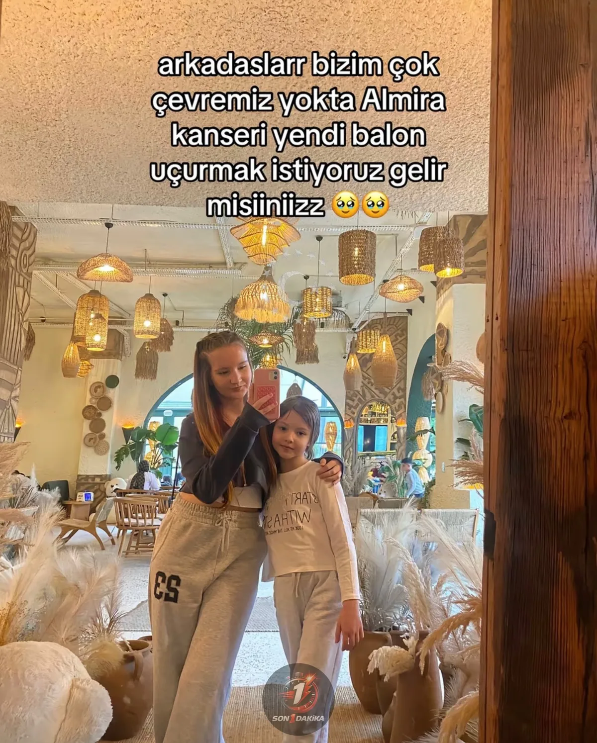 Kanserle mücadeleyi kazanan kız kardeşi için bir paylaşım yapan abla, "Dostlar, çevremizde çok fazla insan yok. Almira kanseri yendi. Balon uçurmak istiyoruz, gelir misiniz?" ifadelerini kullandı.