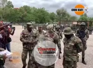 Haiti ordusunda görevli iki asker, hırsızlık yaptıkları gerekçesiyle düzenlenen halka açık bir törenle görevden uzaklaştırıldı.