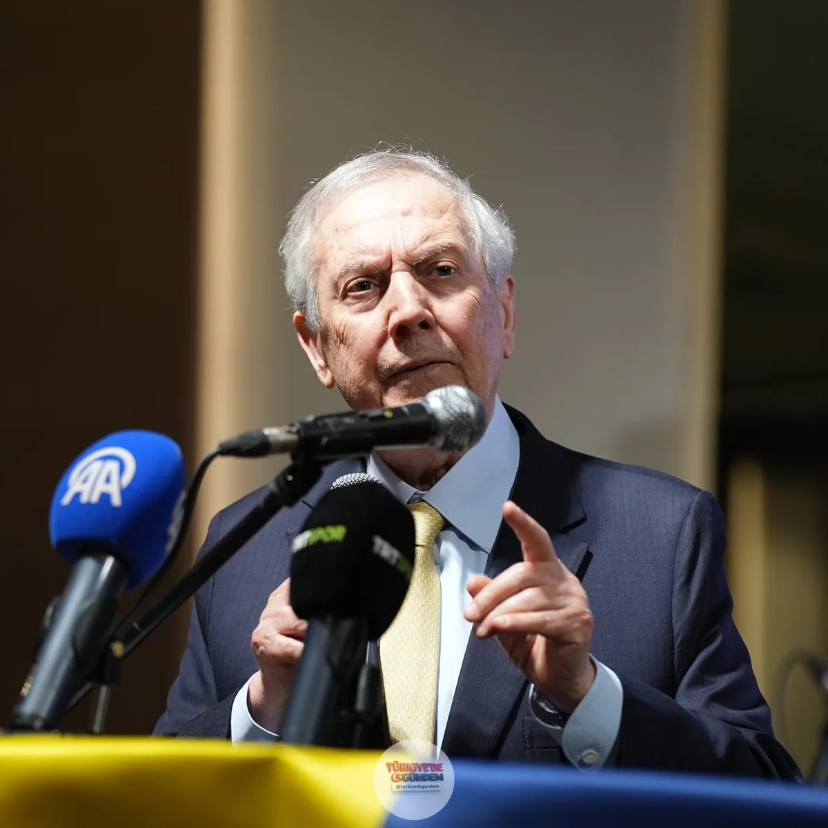 Aziz Yıldırım'ın başkanlık döneminde Fenerbahçe'nin lig dereceleri; 1997-98: 2., 1998-99: 3., 1999-00: 4., 2000-01: Şampiyon, 2001-02: 2., 2002-03: 6., 2003-04: Şampiyon, 2004-05: Şampiyon, 2005-06: 2., 2006-07: Şampiyon, 2007-08: 2., 2008-09: 4., 20
