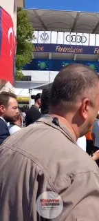 Rambo Okan, Hakan Safi'ye Fenerbahçe atkısı takıp alnından öptü