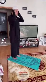 Cezaevinden tahliye edilen Mükremin Gezgin namaza başladı.