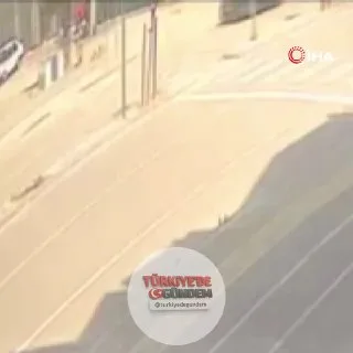 Bursa’nın Gürsu ilçesinde yaya geçidini kullanarak karşıya geçmeye çalışan 14 yaşındaki kız çocuğu, otomobilin hızla çarpması sonucu metrelerce savruldu. Ağır yaralanan çocuk hastaneye kaldırılırken, kaza anı kameraya yansıdı