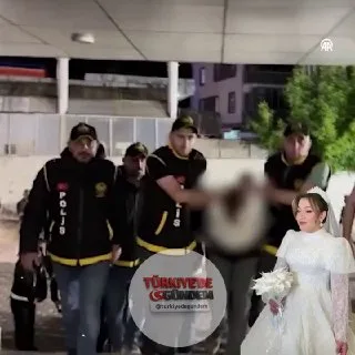 Gümüşhane’de tartıştığı 1,5 yıllık eşini odunla döverek öldüren şahıs, saklandığı depoda yakalandı. Çelik yelek giydirilip yoğun güvenlik önlemleri altında adliyeye sevk edilen zanlı, çıkarıldığı mahkemece tutuklandı