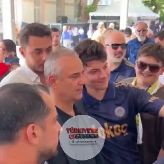 Bir Fenerbahçe taraftarın, İsmail Kartal'ı öpmeye çalıştığı anlar