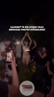 İzmir’de bir sitede yaşayan site sakinleri, “Yaza Merhaba” partisi düzenledi