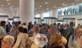 Pazar günü yapılacak seçimlerde oy kullanmak üzere Rusya'dan Erivan'a gelen Ermenistan vatandaşları havalimanında yoğunluk oluşturdu.