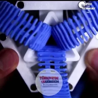 MIT araştırmacıları, yumuşak malzemeleri dayanıklı yapılara dönüştürebilen "Y-Fermuar" adında üç taraflı yeni bir fermuar geliştirdi. 3D baskı teknolojisini kullanan ekip, bükülebilen, kıvrılabilen ve kilitlenerek şekil alabilen esnek fermuarlar üret