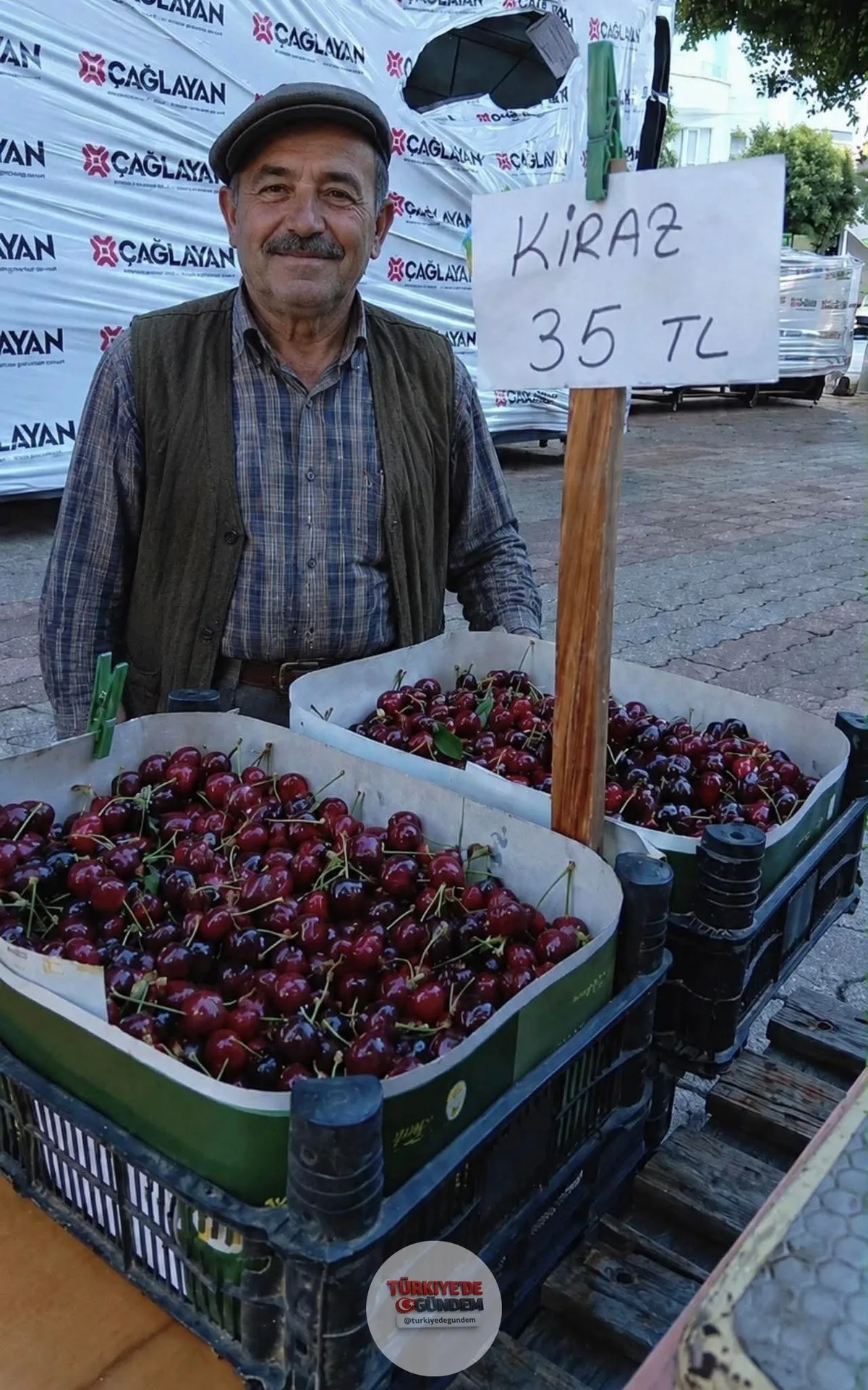 İzmir'de bir çiftçi, ihraçlık kirazına 15 TL fiyat biçilince ürünlerini 35 TL'den kendisi satmaya başladı.