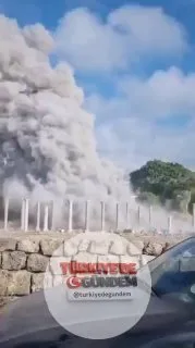 İsrail savaş uçakları, Lübnan'ın güneyindeki Sur şehrini bombalıyor.