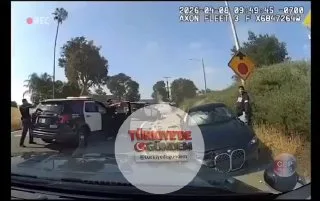 ABD'de polisten kaçan BMW sürücüsü, ters yöne girerek polis araçlarına çarptı. Kazanın ardından araçtan inen 30 yaşındaki şüpheli, silahına davranınca polis ekiplerinin açtığı ateş sonucu vuruldu.