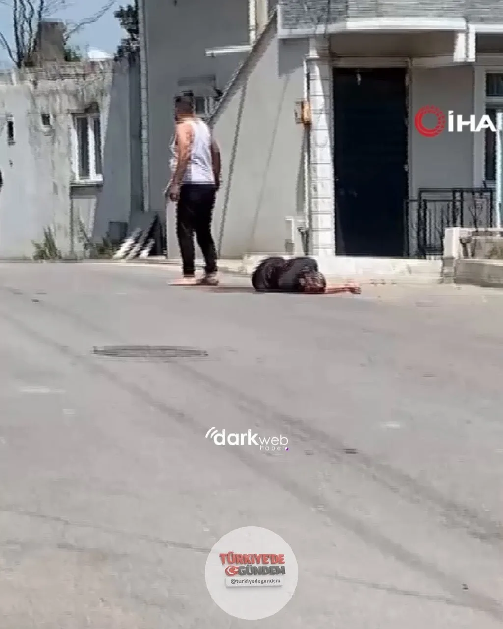 Kocaeli'de bir şahıs, eşini sokak ortasında 8 yerinden bıçaklayarak katletti. Polis, katili linç girişiminden kurtardı.
