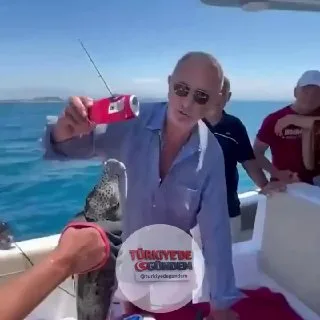 Fatih Altaylı, Antalya açıklarında yakaladığı yaklaşık 2 kiloluk balon balığının dişlerini test etti. Tenekeyi saniyeler içinde parçalayan balık, güçlü çene yapısıyla dikkat çekti