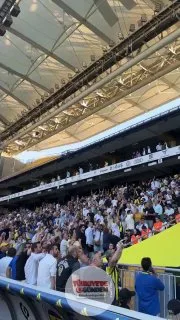 Şu an tribünler karşılıklı tezahürat yapıyor: