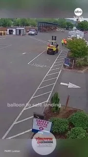 Oregon'daki bir sıcak hava balonu pilotu, kereste fabrikası çalışanlarından aldığı küçük bir yardım sayesinde güvenli bir iniş gerçekleştirdi.