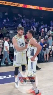 Wade Baldwin ve Nicolo Melli'nin maç sonu sevinci!
