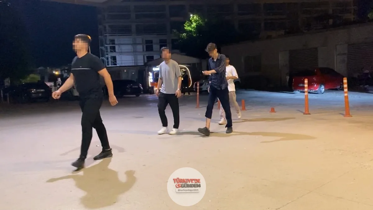 Bursa'nın İnegöl ilçesindeki bir çocuk parkında pompalı tüfekle açılan ateş sonucu 10 kişi yaralandı. (İHA) Polis ekipleri, şüpheliyi yakalamak için çalışma başlattı.