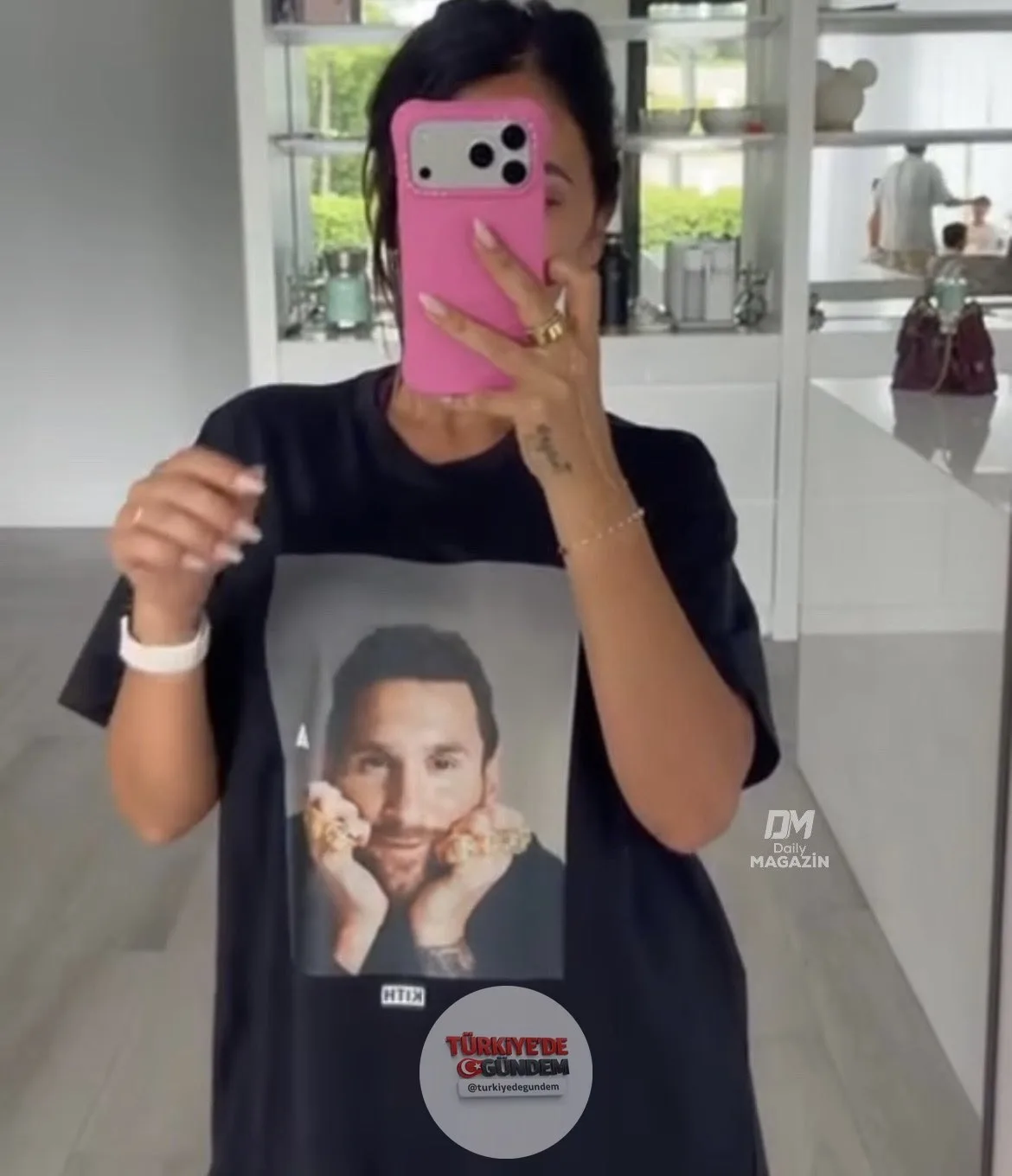 Antonela Roccuzzo, eşi Lionel Messi'nin fotoğrafının basılı olduğu bir tişört giydi.