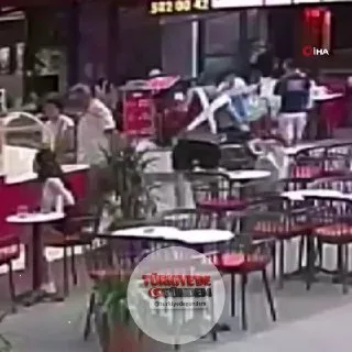 Muğla'da polis kimlik kontrolü sırasında kaçmaya çalışan şüpheli, bir vatandaşın attığı tek yumrukla yere serildi. Yakalanan şüphelinin çok sayıda suç kaydı olduğu ortaya çıktı.