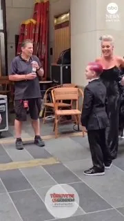 Şarkıcı Pink, bu yılki sunucusu olduğu 79. Tony Ödülleri için Pazar günü New York'a geldi.