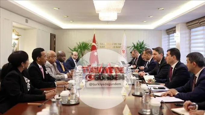Sudan, Türkiye ile enerji alanındaki iş birliğini yeniden geliştirmeyi hedefliyor. Yetkililer, Sudan'ın yeniden inşası sürecinde Türk yatırımcıları ülkeye dönmeye çağırdı. Sudan Enerji ve Petrol Bakanı Ahmed, "Her alanda büyük fırsatlar mevcut" dedi.