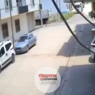 Mardin'in Kızıltepe ilçesinde iki komşu aile arasında bir kişinin ölümüyle sonuçlanan silahlı çatışmaya ait güvenlik kamerası görüntüleri ortaya çıktı. Olayla ilgili başlatılan soruşturma sürüyor.